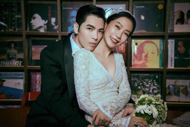 24 娱乐圈幸福婚讯大盘点九游会真人游戏第一品牌20(图24)