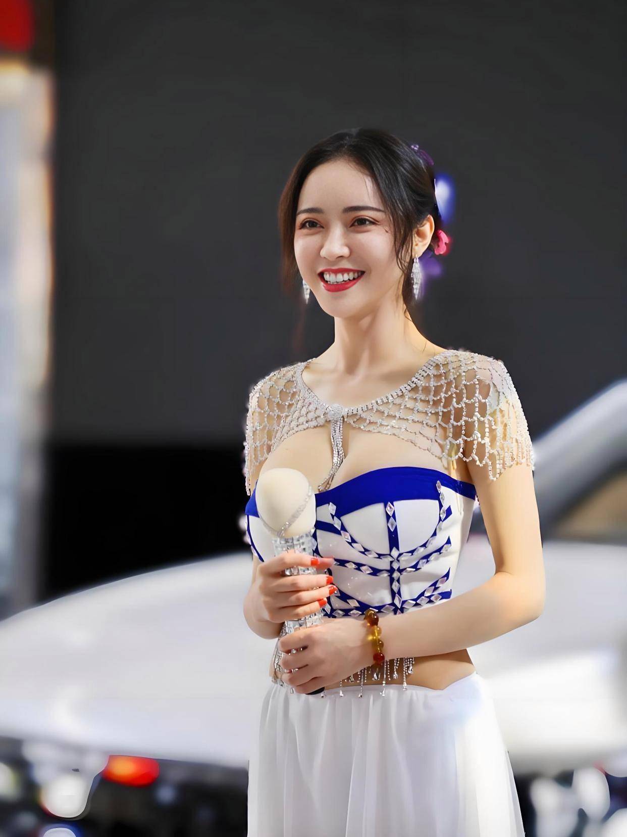 的3部电影这魔鬼身材不愧是模特出身！j9九游会真人游戏第一潘春春最惊艳(图4)